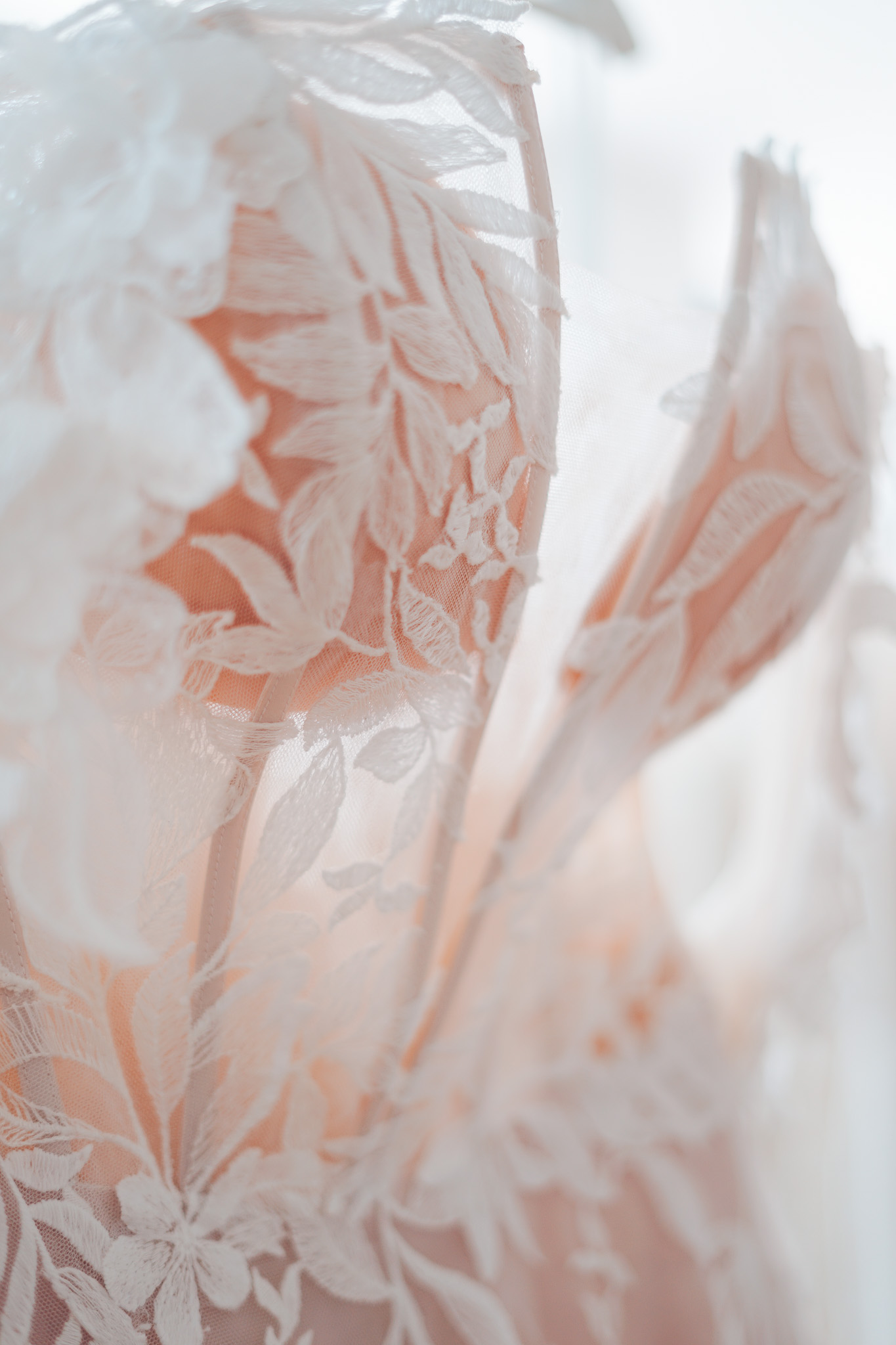 Brautkleid mit Korsett und Carmen-Auschnitt im Brautatelier Schleier & Schleppe in Birkweiler nähe Landau in der Pfalz