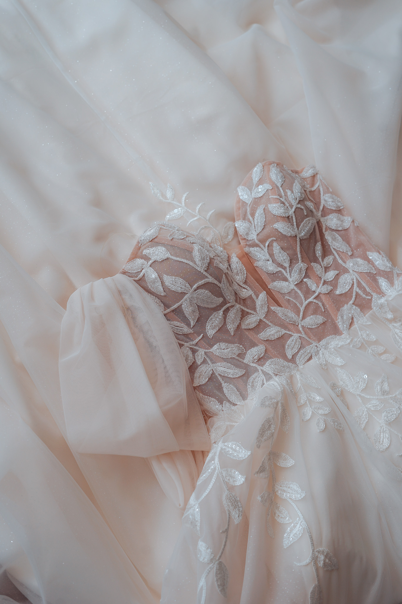 Brautkleid mit Carmen Ausschnitt im Brautatelier Schleier & Schleppe in Birkweiler südliche Weinstraße