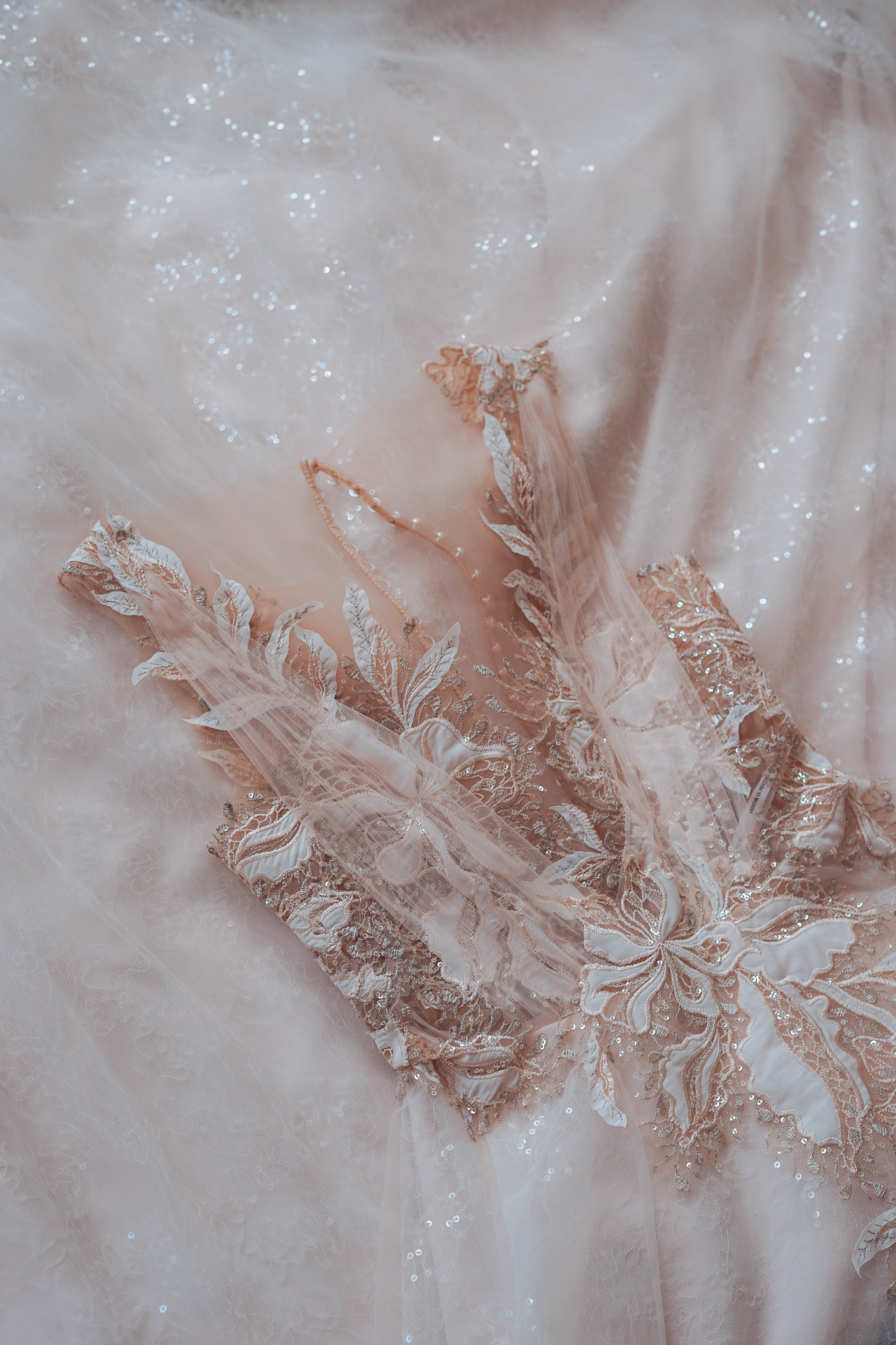 Brautkleid mit Glitzer im Brautatelier Schleier & Schleppe in Birkweiler nähe Landau in der Pfalz