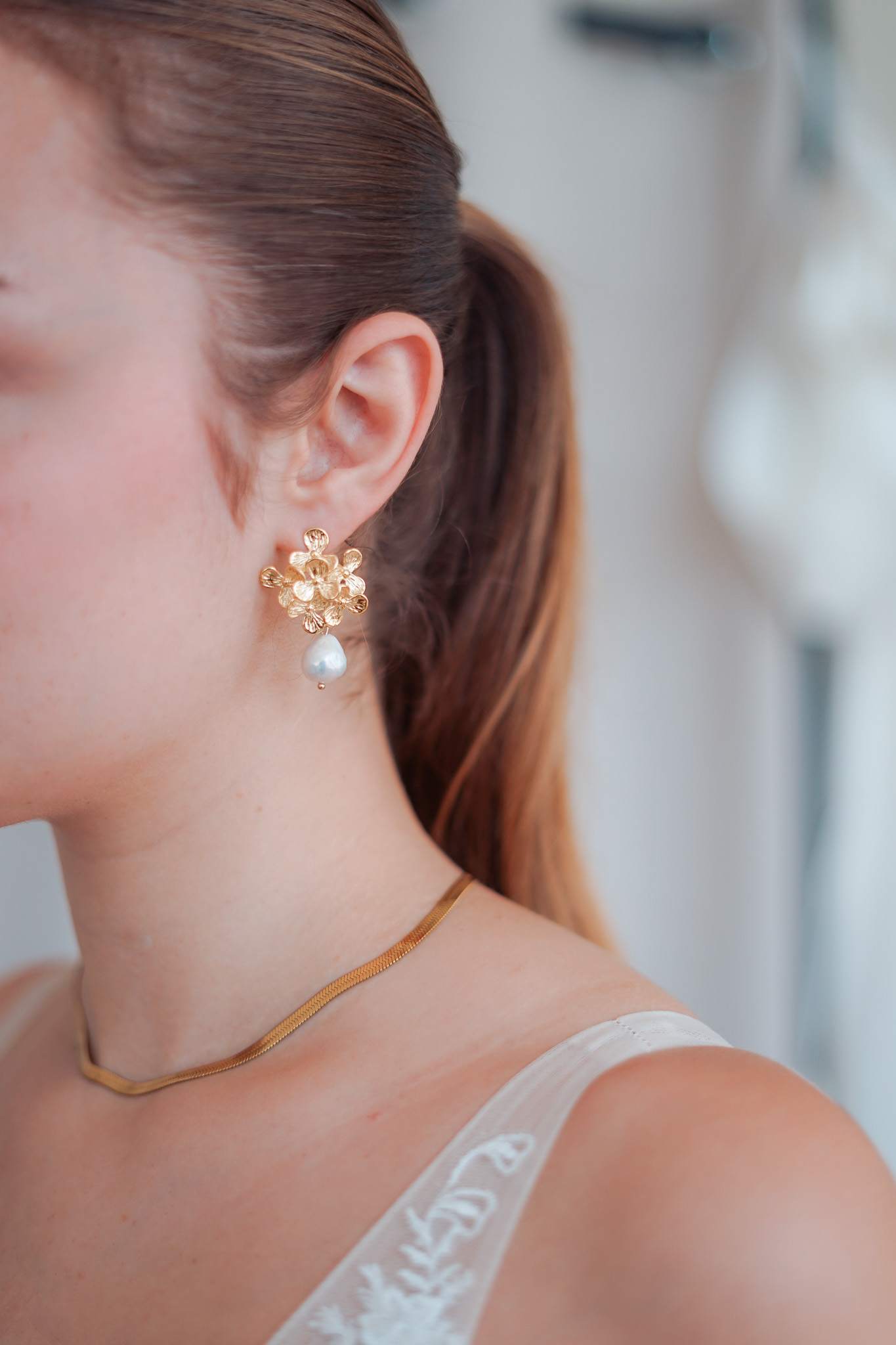 Braut mit Brautschmuck - Brautohrringe Blumenart und Süßwasserperle im Brautatelier Schleier&Schleppe in Birkweiler südliche Weinstraße