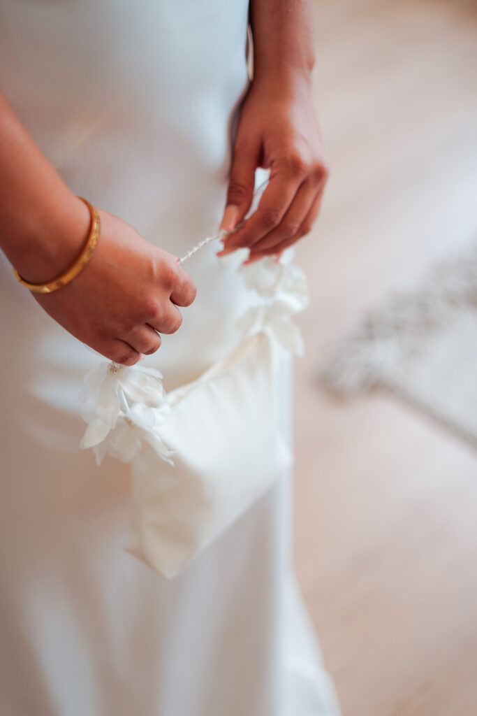 Braut mit Brauttasche im Brautgeschäft Schleier&Schleppe im Raum Landau in der Pfalz