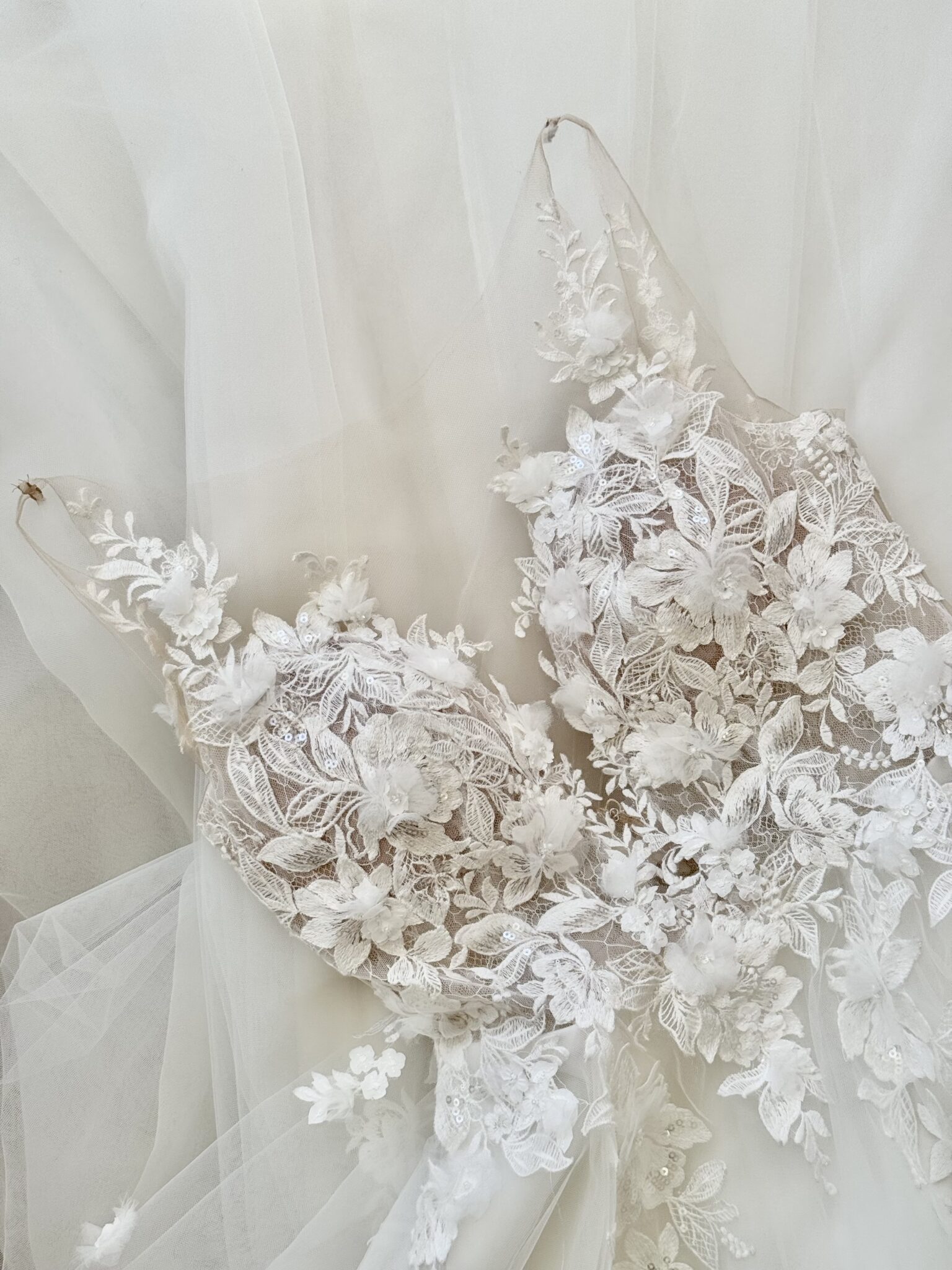 Hochzeitskleid mit Blumen und Spitze