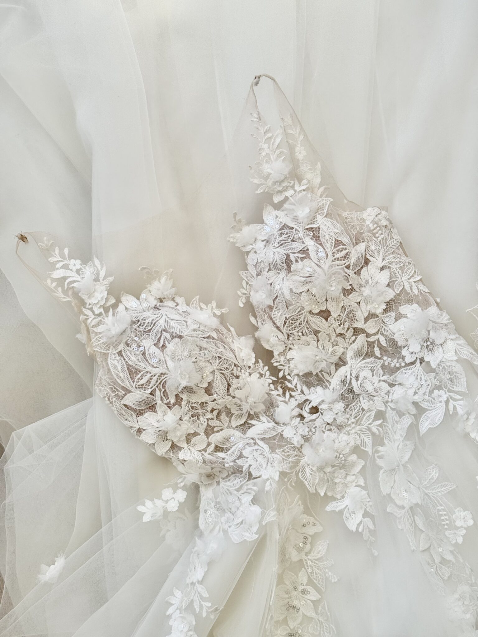 Hochzeitskleid mit Blumen und Spitze