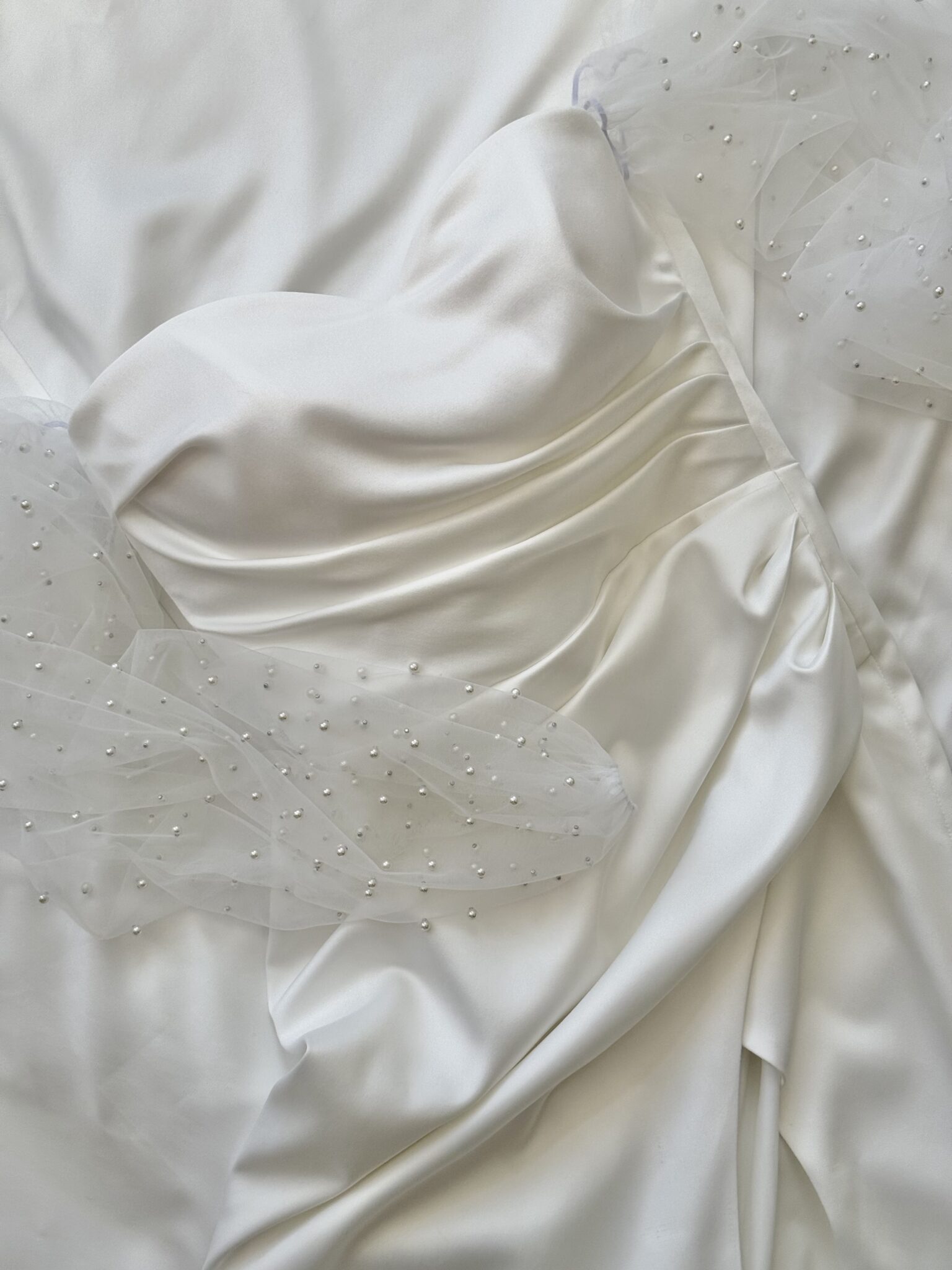 Elegantes Hochzeitskleid mit Beinschlitz